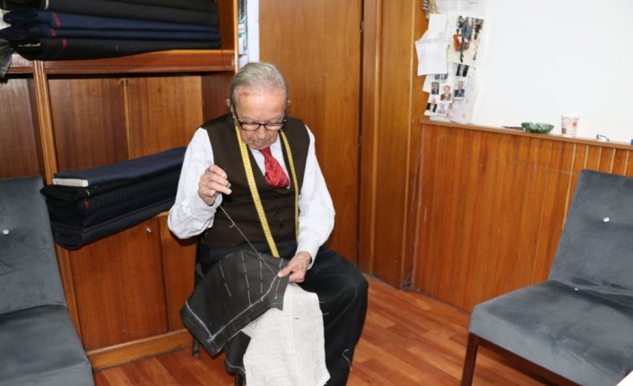 Karabük'te 91 yaşındaki terzi, mesleğini ilk günkü heyecanla sürdürüyor