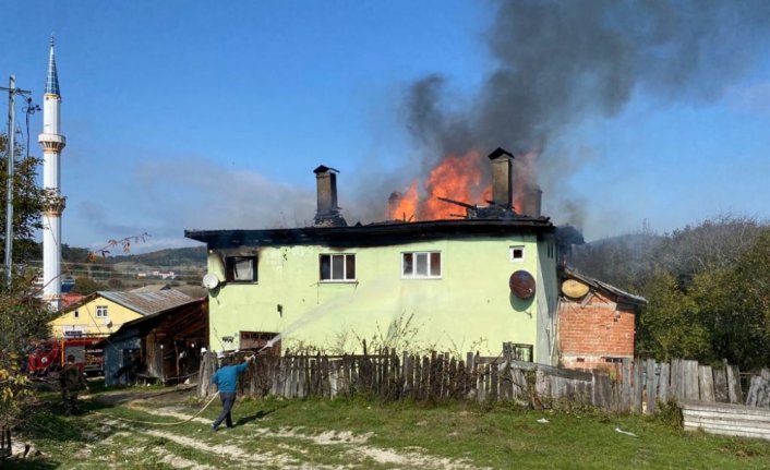 Karabük'te iki katlı ev yanarak kullanılamaz hale geldi
