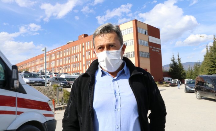 Kavga sırasında yoldan geçerken silahla yaralanan genç yaşam mücadelesi veriyor