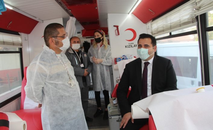 Kaymakam Gökcecik Kızılay kan bağışı otobüsünü ziyaret etti