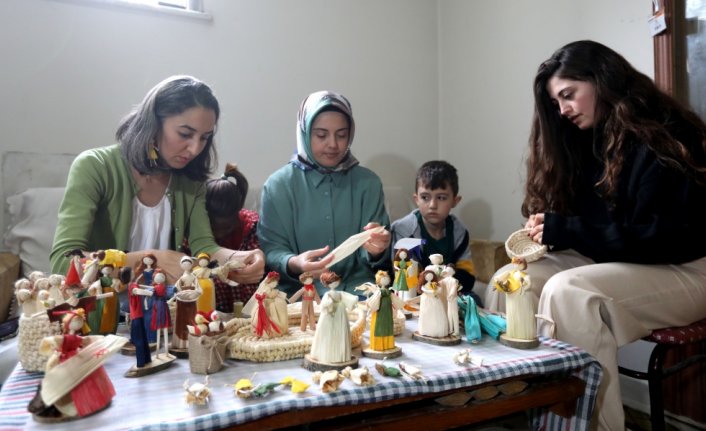 Mısır kabukları kadınların elinde süs eşyalarına dönüşüyor