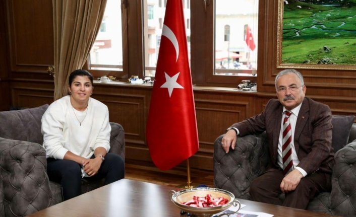 Olimpiyat şampiyonu boksör Busenaz Sürmeneli, Ordu'da altınla ödüllendirildi