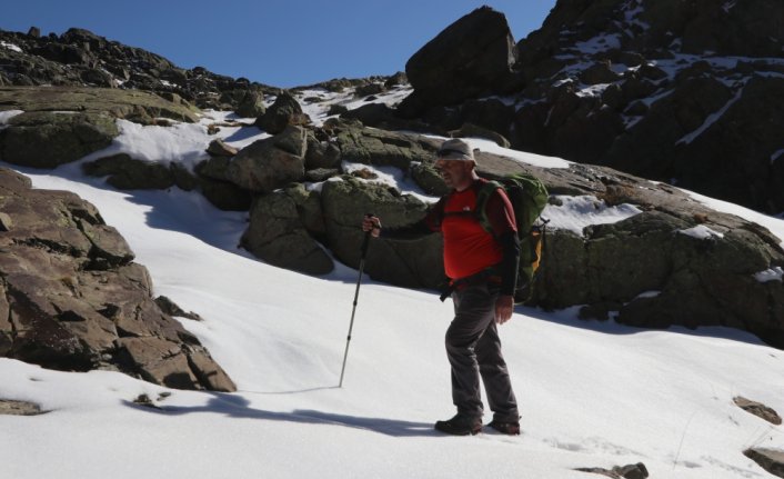 Rize'de sağlık çalışanları ve dağcılar buzul gölüne tırmandı