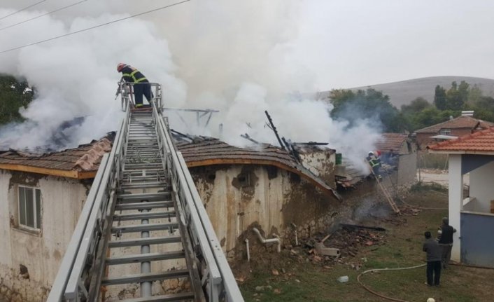 Suluova'da yangın çıkan evde hasar oluştu