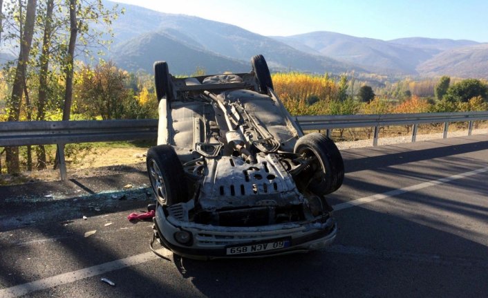 Tokat'ta devrilen otomobildeki anne ve oğlu yaralandı