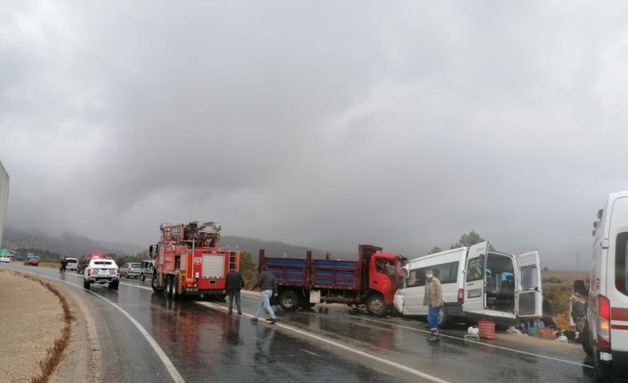 Tokat'ta kamyonet ile minibüsün çarpışması sonucu 2 kişi öldü, 11 kişi yaralandı
