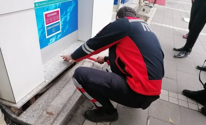 Tokat'ta mermer basamağın altında mahsur kalan kediyi itfaiye kurtardı