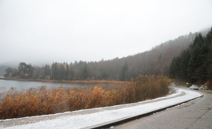 Abant'ta sonbahar ve kış bir arada yaşanıyor