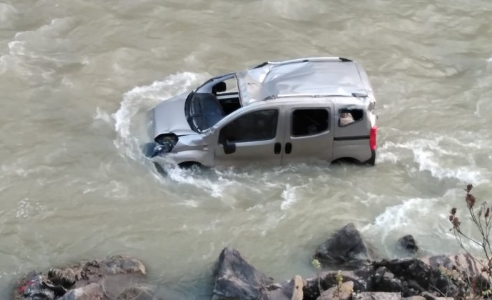 Artvin'de dereye yuvarlanan otomobildeki 2 yaralıyı çevredekiler kurtardı