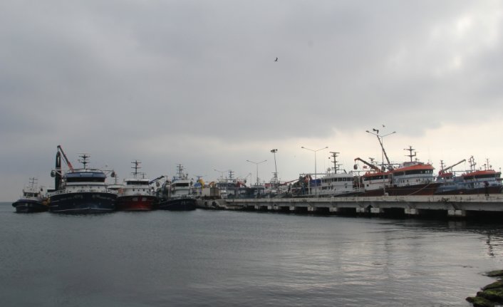 Balıkçı tekneleri hava muhalefeti nedeniyle Sinop Limanı'nda bekliyor