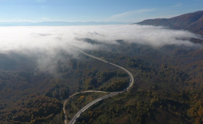 Batı Karadeniz'de sisle kaplanan yamaçlar havadan görüntülendi