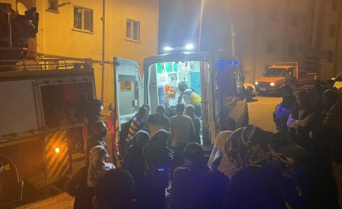 Bayburt'ta bir apartmanın garajında çıkan yangında 3 kişi dumandan etkilendi