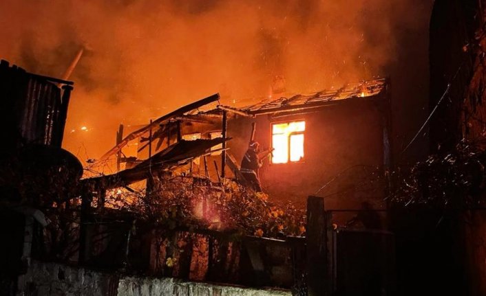 Bolu'da iki katlı ahşap evde yangın çıktı