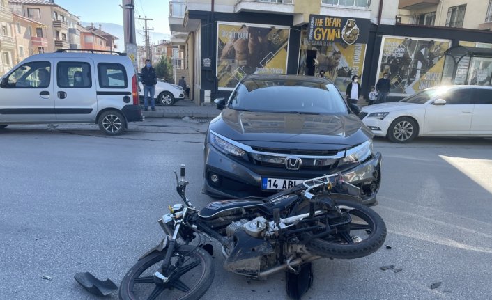 Bolu'da otomobille çarpışan motosikletteki 2 kişi yaralandı