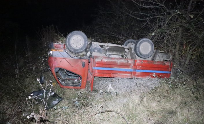 Bolu'da şarampole devrilen kamyonetteki 1 kişi yaralandı