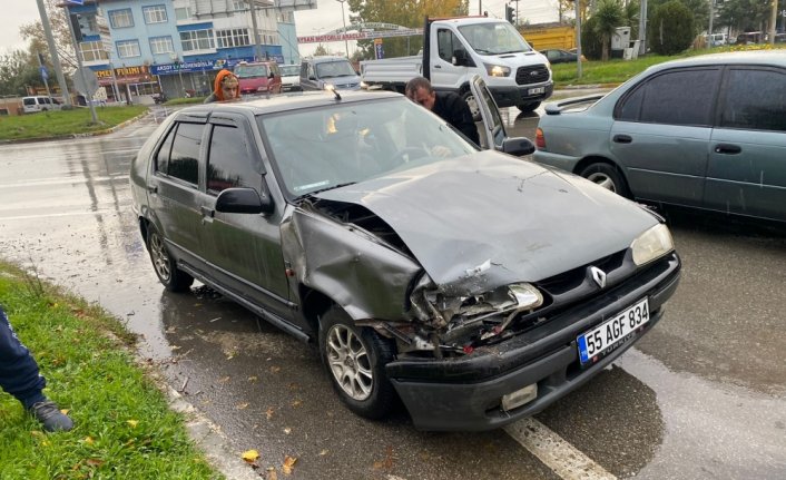 Çarşamba'da iki otomobilin çarpıştığı kazada 1 kişi yaralandı