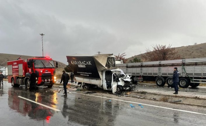 Çorum'da kamyonla kamyonetin çarpıştığı kazada iki kişi yaralandı