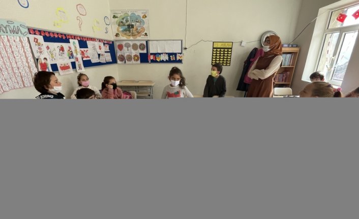 Dağ köyünün fedakar öğretmeni öğrencilerini eğitsel oyunlarla geleceğe hazırlıyor