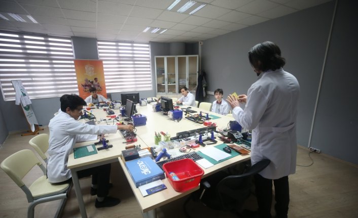 Devrim öğretmen hafız öğrencilerini yarışmalarla geleceğe hazırlıyor