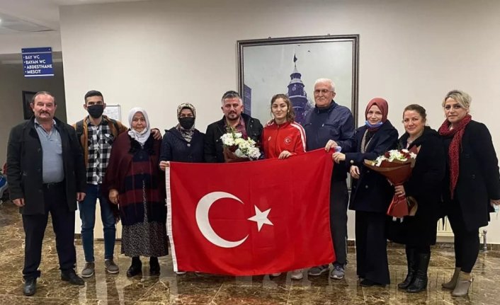 Dünya üçüncüsüne Sinem'e Samsun'da coşkulu karşılama