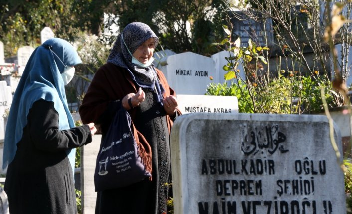 Düzce depreminde hayatını kaybedenler mezarları başında anıldı