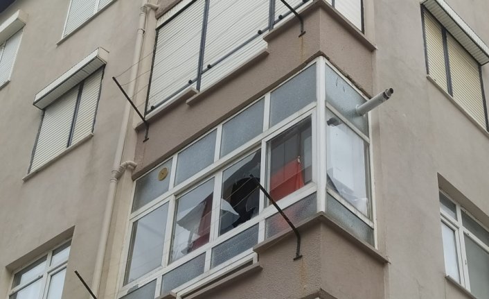 Düzce'de apartman çatısından düşen parçalar ev ve araçlara hasar verdi