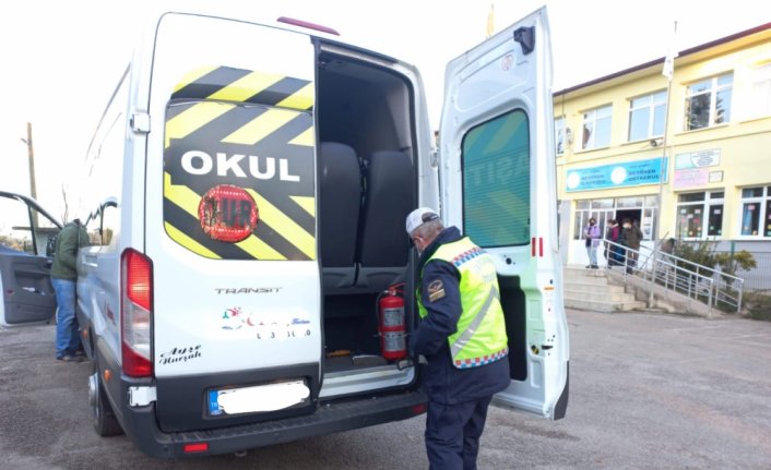 Düzce'de denetimlerde 2 öğrenci servisi trafikten men edildi