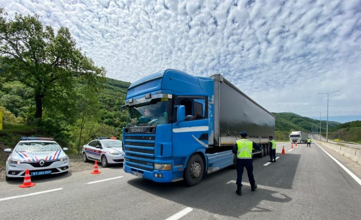 Düzce'de jandarma trafik ekiplerinden ağır tonajlı araçlara kış tedbirleri denetimi