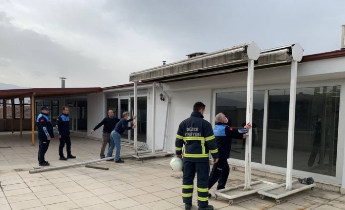 Düzce'de kuvvetli rüzgar dolayısıyla müstakil evin çatısına ağaç devrildi