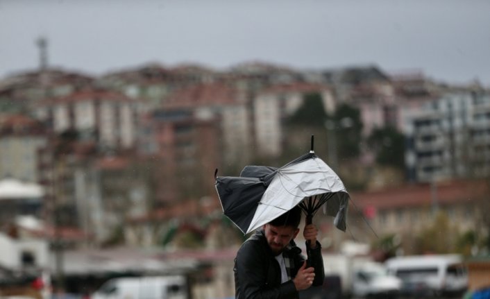 Düzce'de kuvvetli rüzgar nedeniyle tekneler karaya çıkarıldı