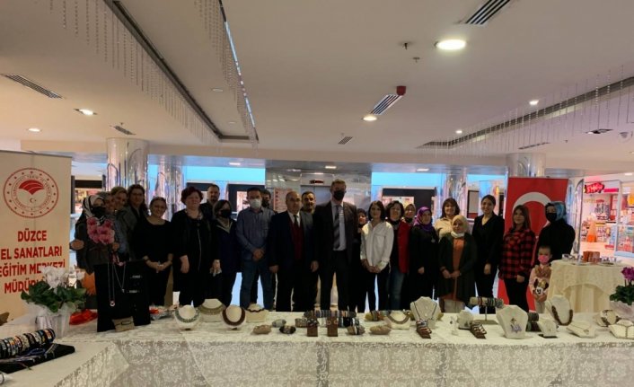 Düzce'de takı tasarım kursunu tamamlayan 15 kadına sergi açtı