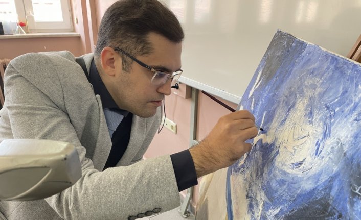 Engelli öğretmen hayalindeki mesleği yapmanın mutluluğunu yaşıyor