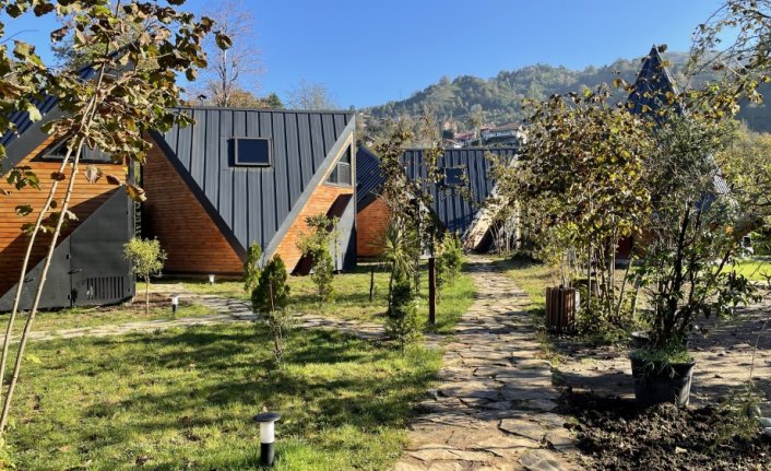 Gemideki işini bırakarak tasarladığı bungalov evler tatilin adresi oldu