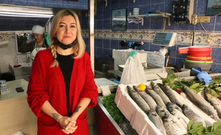 İki kadın omuz omuza balık satarak ekmeklerini çıkarıyor