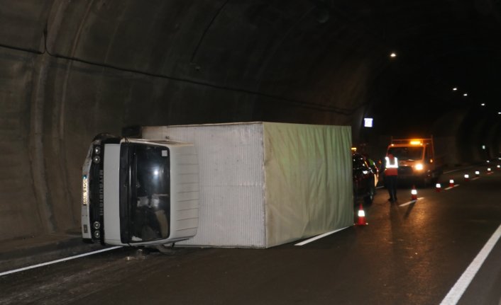 Ilgaz 15 Temmuz İstiklal Tüneli'nde devrilen kamyonetin sürücüsü yaralandı
