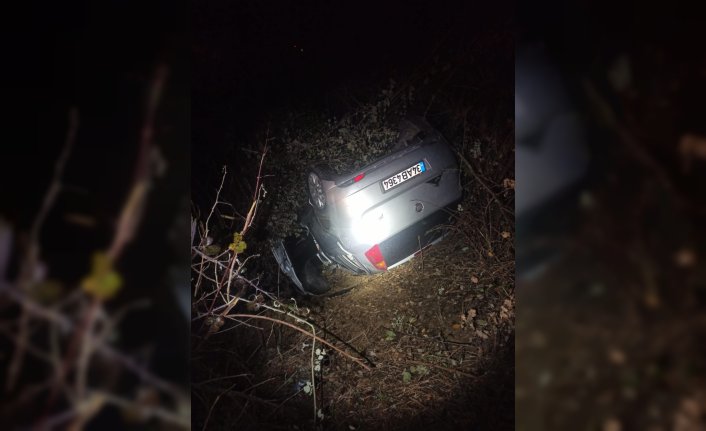 Karabük'te şarampole devrilen otomobildeki baba ve oğlu yaralandı