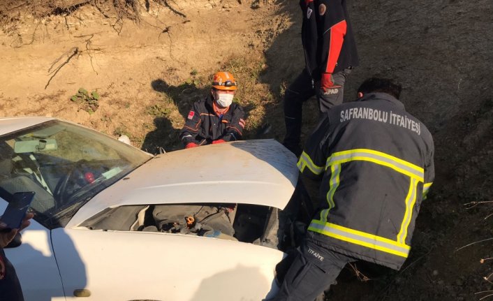 Karabük'te toprak yığınına çarpan otomobilin sürücüsü yaralandı