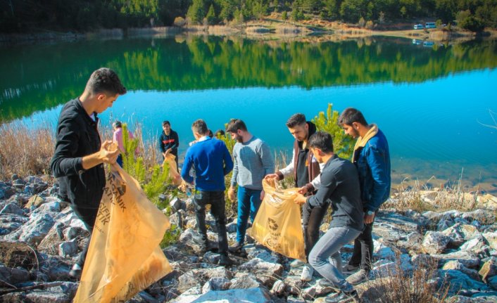 Kastamonu'da üniversite öğrencileri gölet çevresinde çevre temizliği yaptı