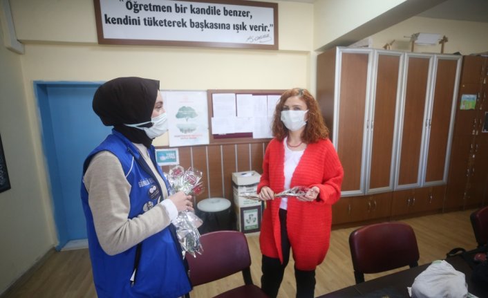 Kendisine edebiyatı sevdiren öğretmeniyle arkadaşlarının sürpriziyle buluştu