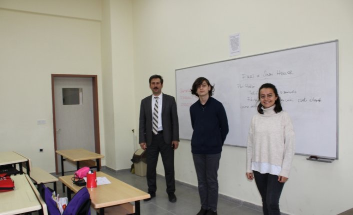 Kendisini yetiştiren öğretmeninin çocuğuna öğretmenlik yapıyor