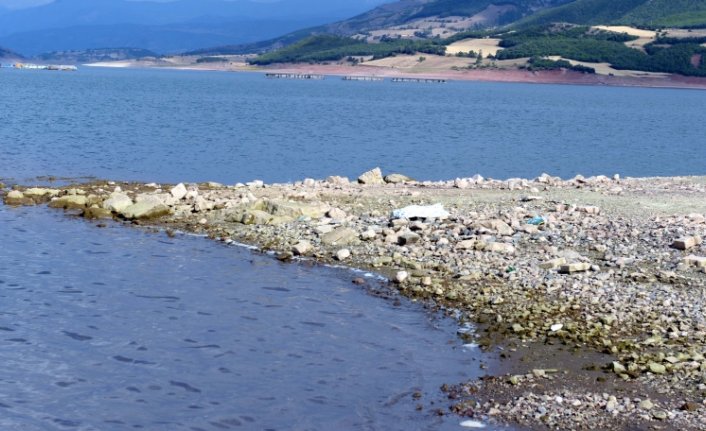 Kuraklık Almus Baraj Gölü'nde su seviyesinin azalmasına neden oldu