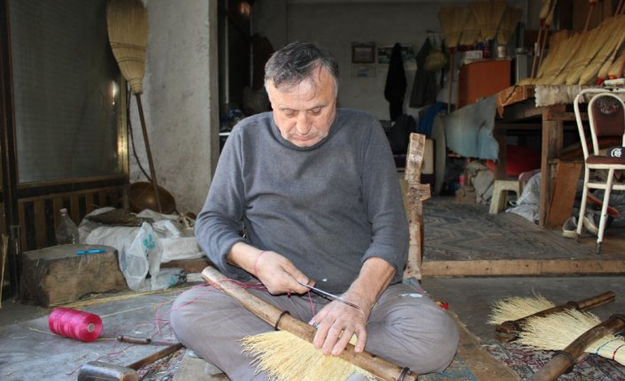 Necati usta 40 yıldır süpürge üretimiyle ekmek parasını kazanıyor