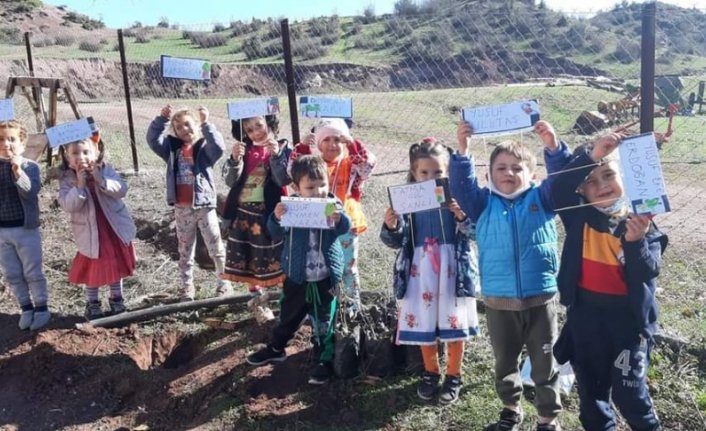 Öğrenci ve veliler köy okulunun bahçesine fidan dikti