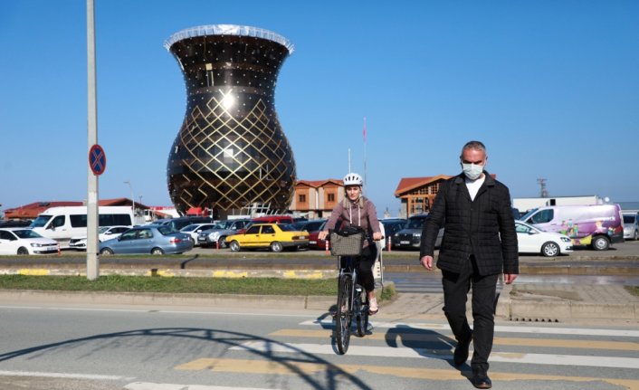 Okula bisikletiyle giden Nurgül öğretmen, öğrencilerine örnek oluyor