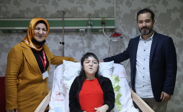 Omurgasında 50 derece eğrilik olan skolyoz hastası ameliyatla sağlığına kavuştu