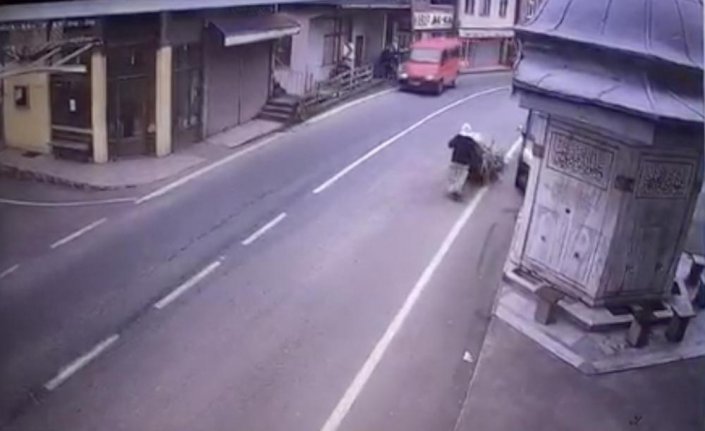 Rize'de minibüsün yük taşıyan kadına çarpma anı güvenlik kamerasına yansıdı