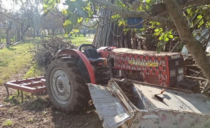 Samsun'da traktöre bağlı tırmığın sürüklediği kişi öldü
