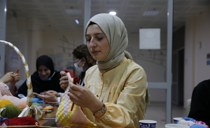 Samsun'da üniversiteli kız öğrencilerin elinden çıkan giyecekler yaşlıları ısıtacak
