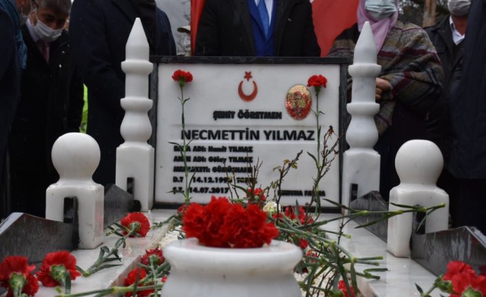 Şehit öğretmen Necmettin Yılmaz kabri başında anıldı