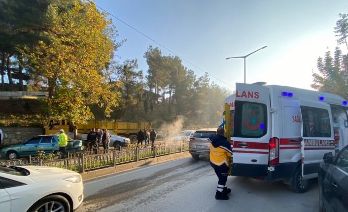 Sinop'ta istinat duvarına çarpan kamyonun sürücüsü yaralandı